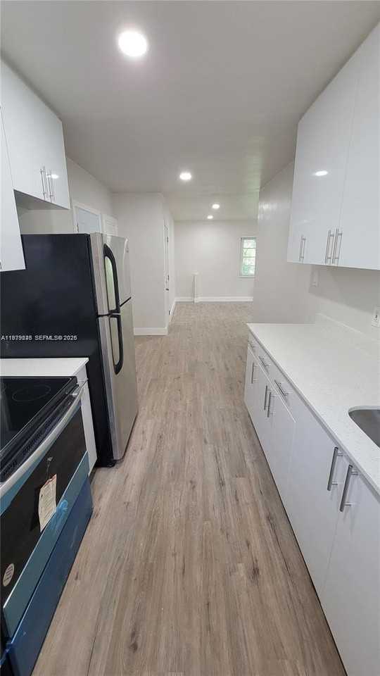 1533 Jefferson Ave #2 - Photo 3 of 14