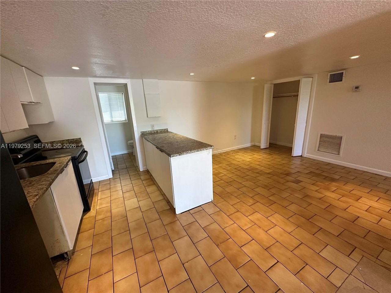 13210 Ne 3rd Ave #R - Photo 2 of 5