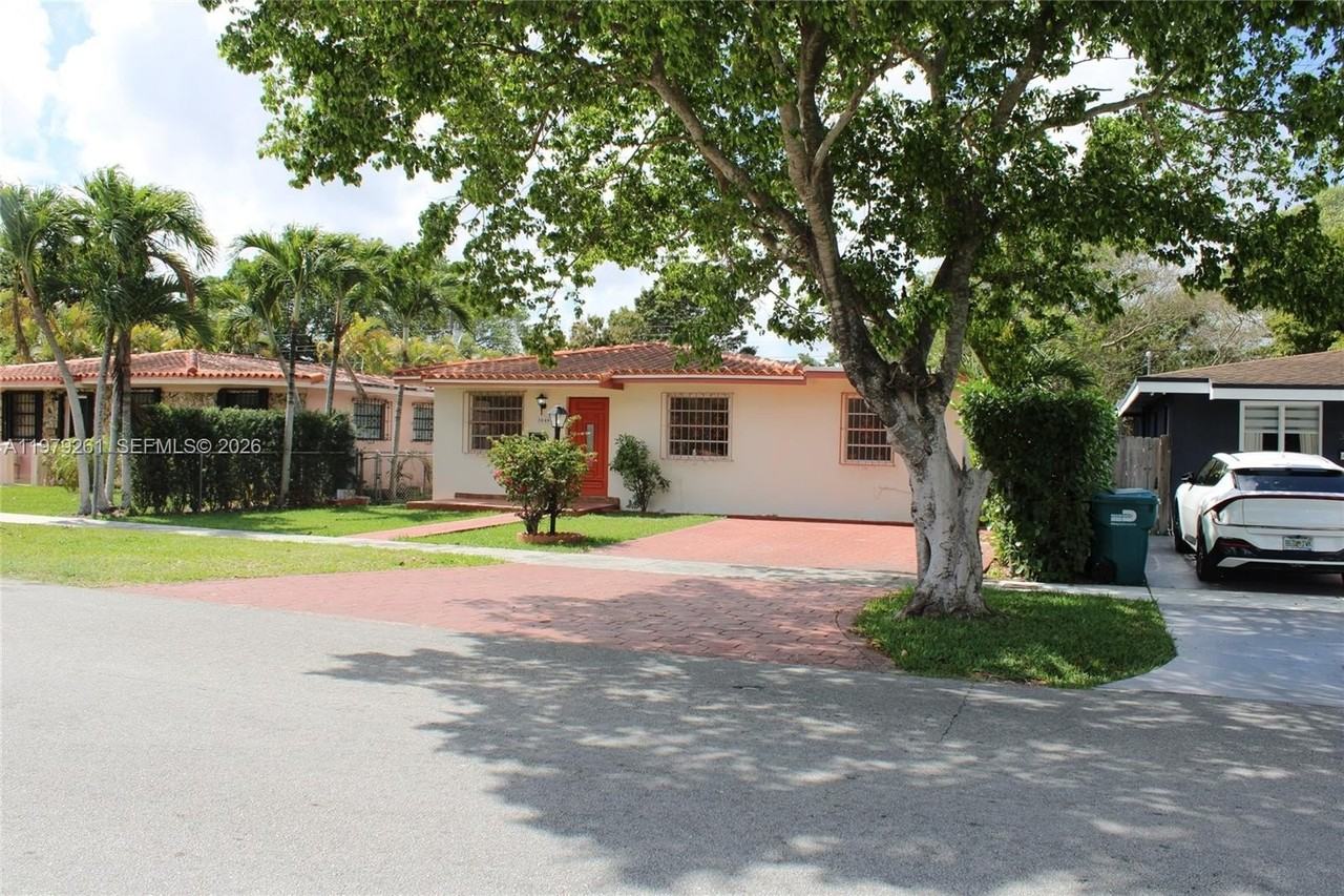 3040 Sw 69th Ave - Photo 3 of 33