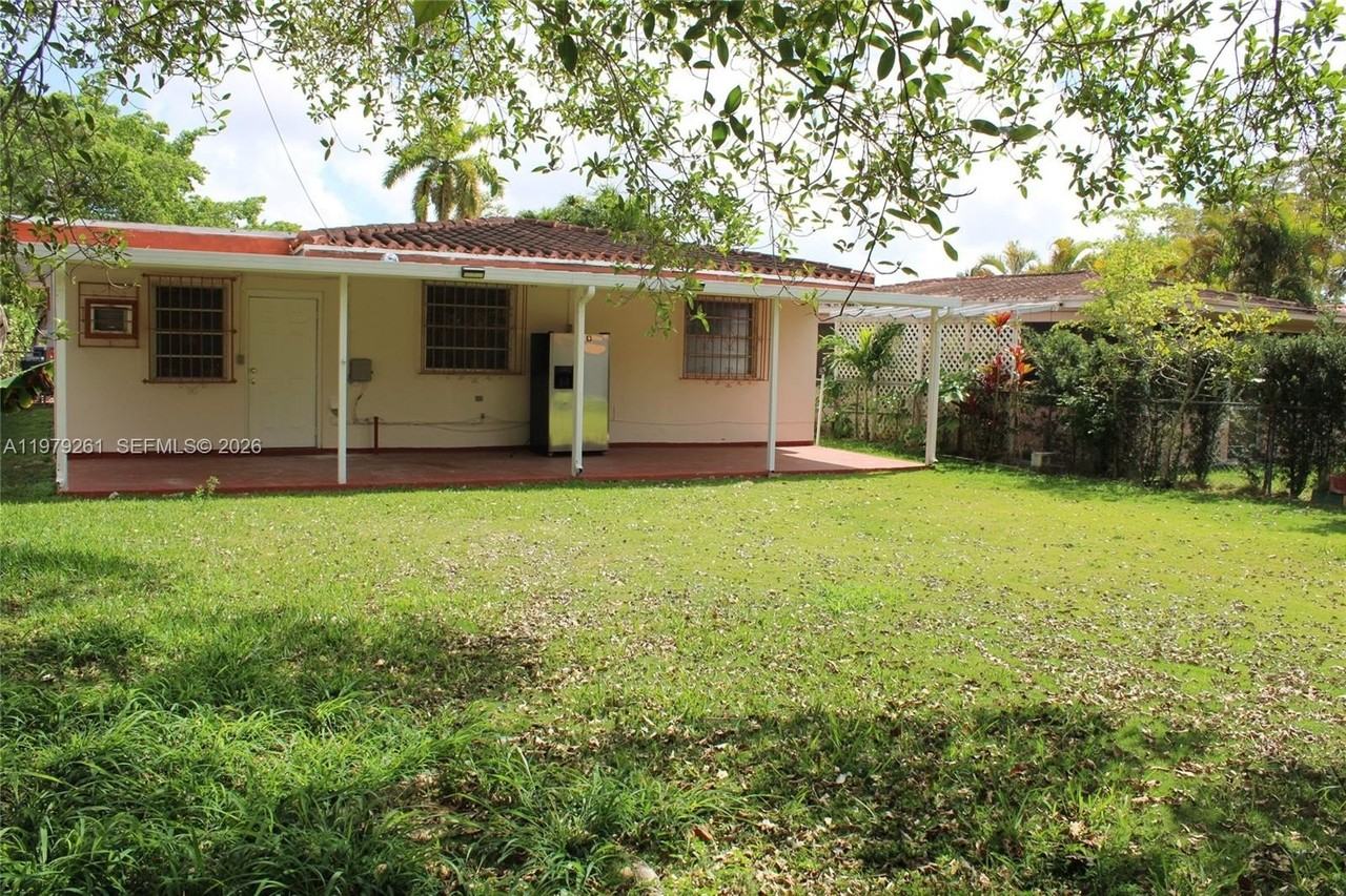 3040 Sw 69th Ave - Photo 4 of 33