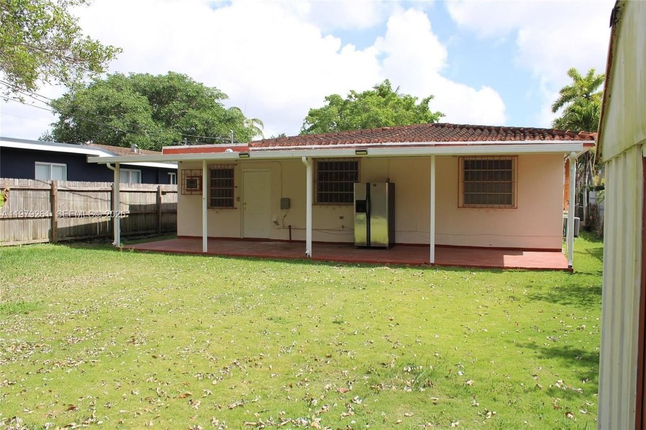 3040 Sw 69th Ave - Photo 5 of 33