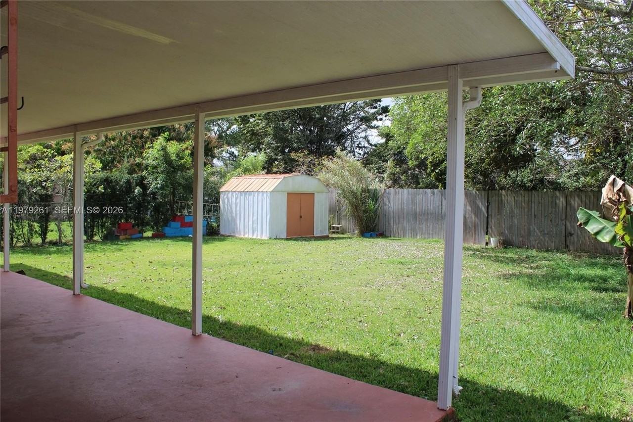 3040 Sw 69th Ave - Photo 6 of 33