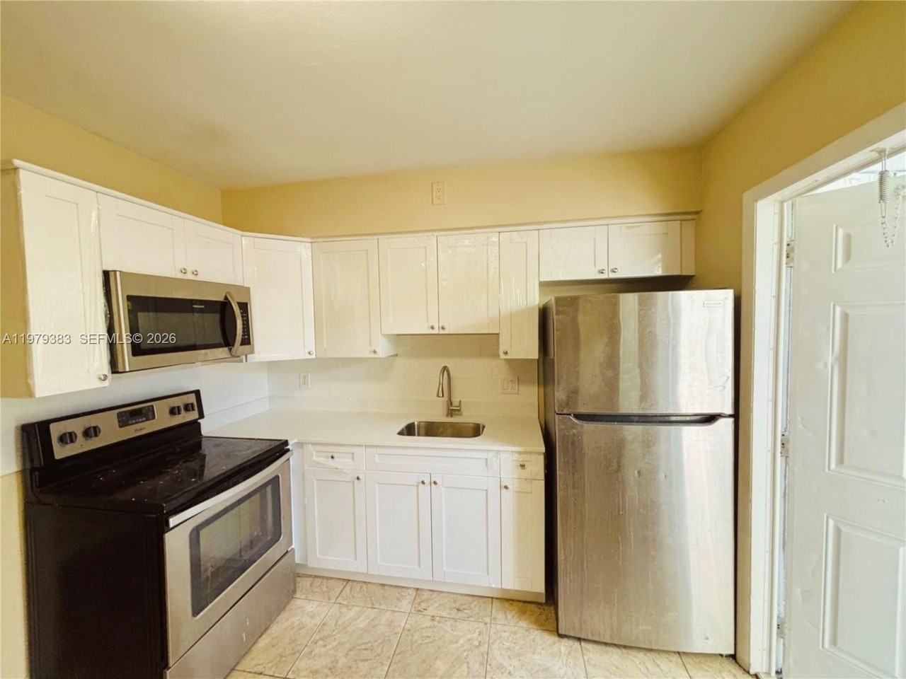 825 Ne 7th St #REAR - Photo 3 of 16