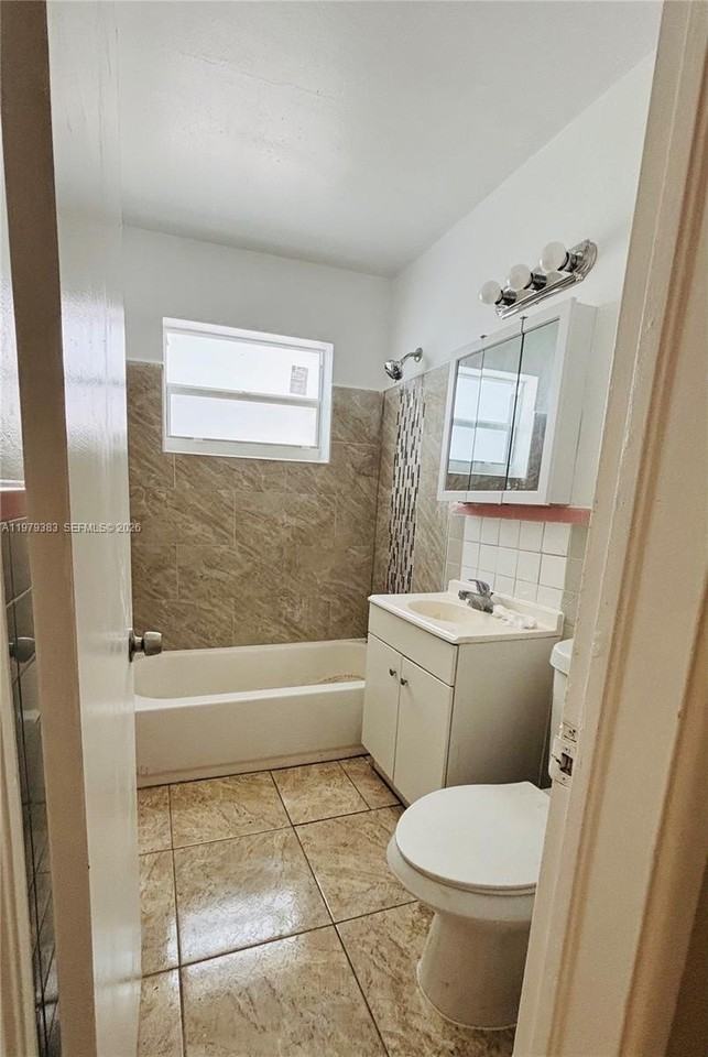 825 Ne 7th St #REAR - Photo 5 of 16