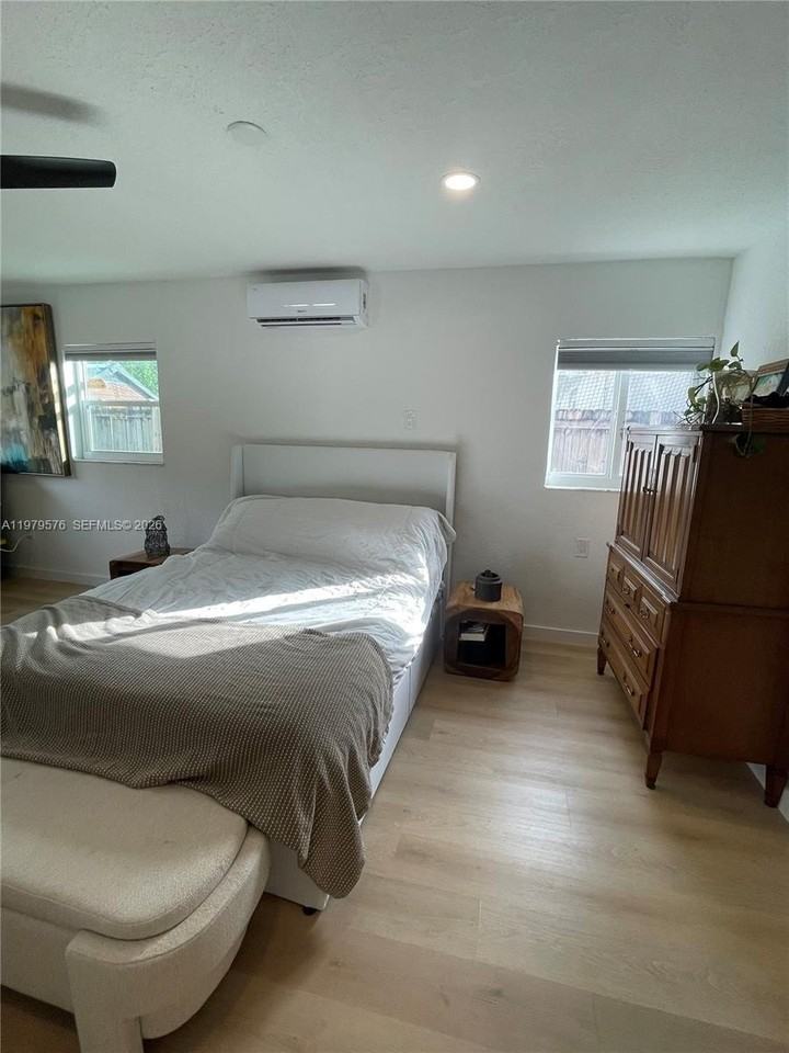 2421 Sw 26th Ter #2 - Photo 4 of 7