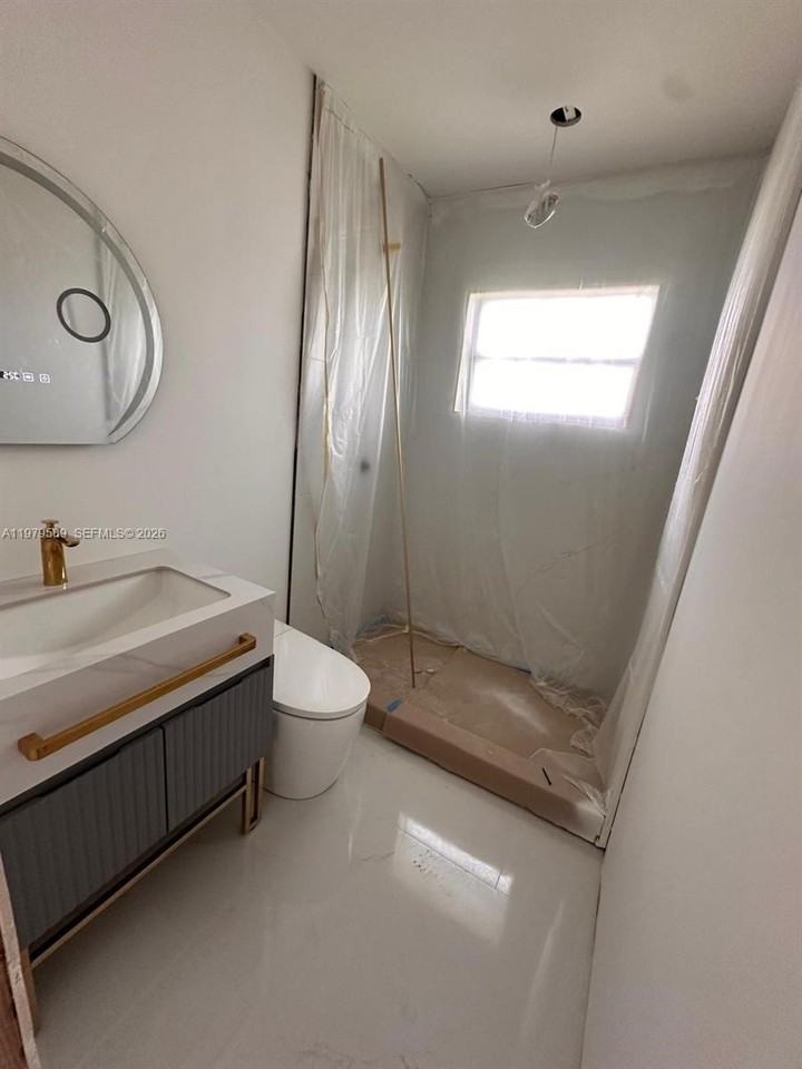 1011 Nw 9th St #A - Photo 5 of 32