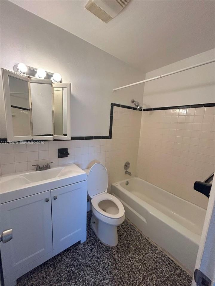 1045 N Andrews Ave #5 - Photo 5 of 9