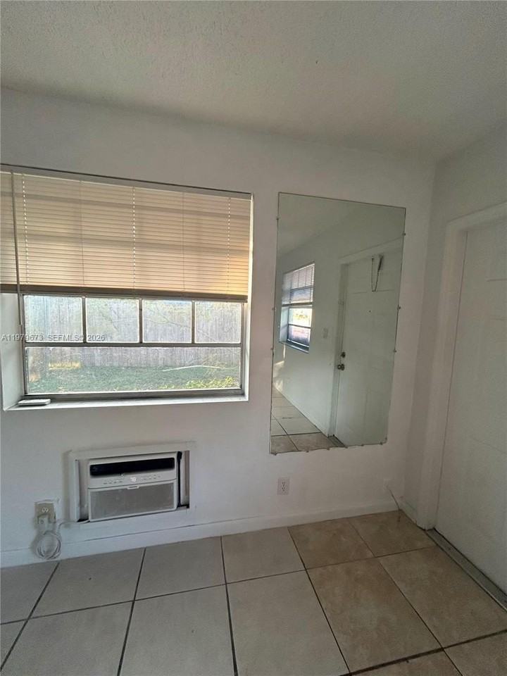 1045 N Andrews Ave #5 - Photo 6 of 9