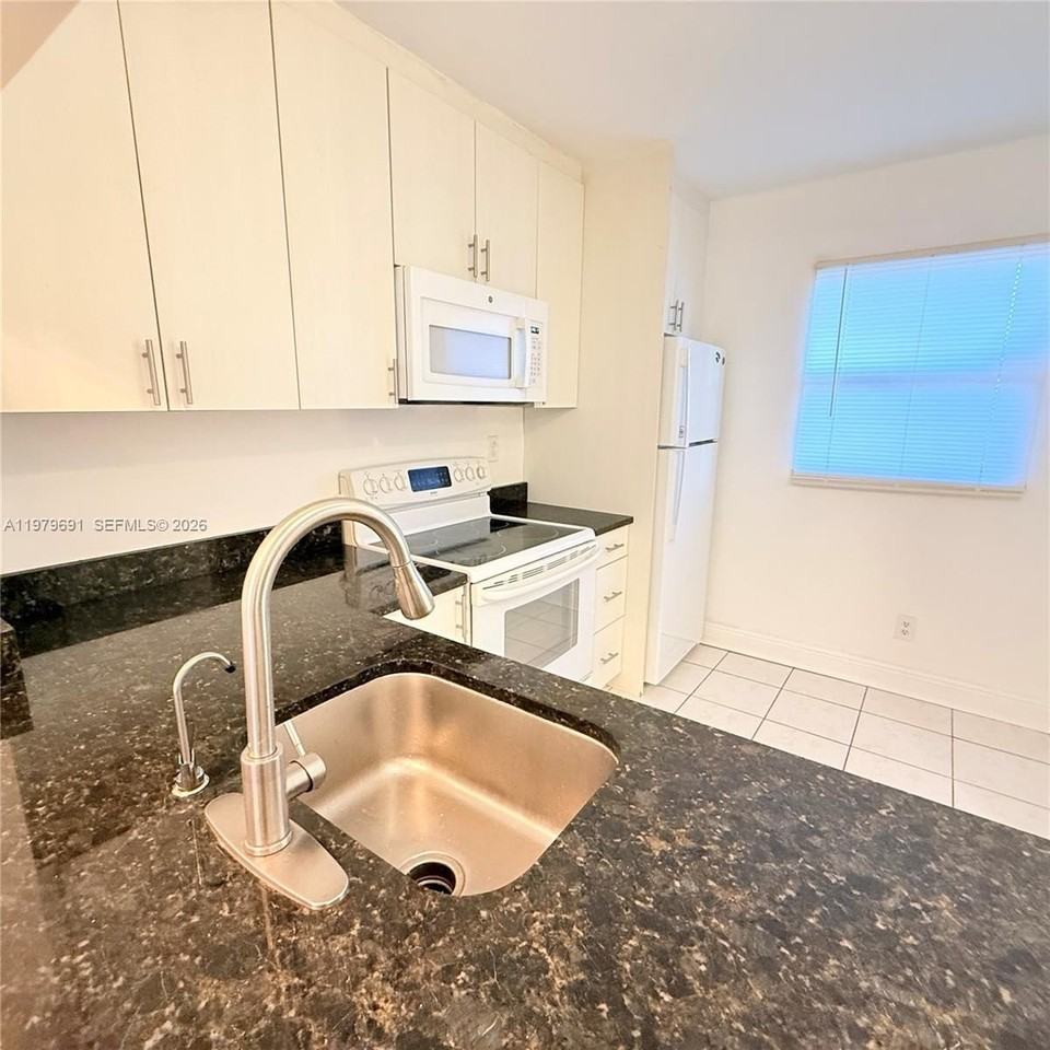 10541 Nw 10th St #103 - Photo 5 of 22