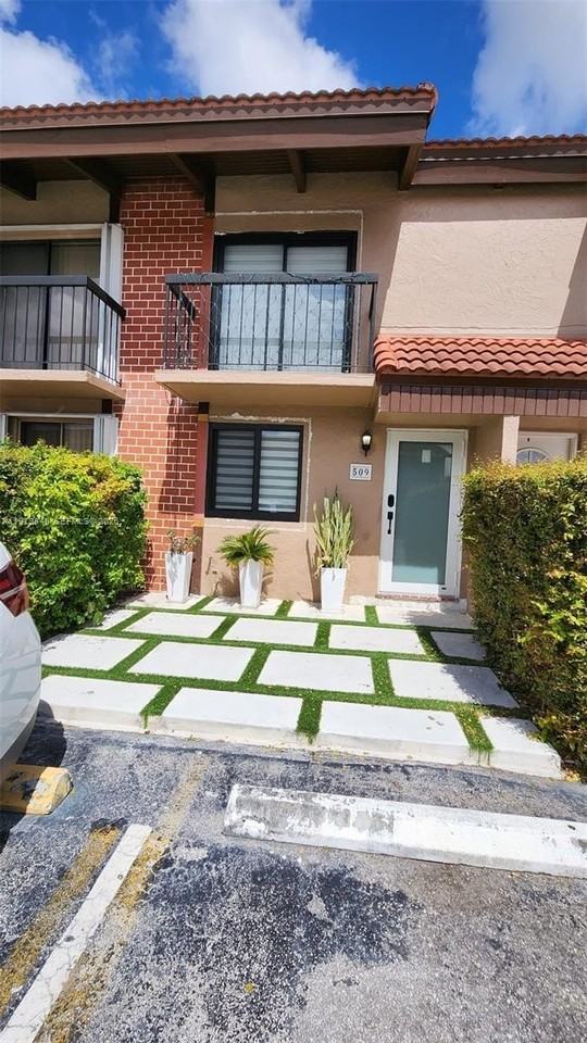 1921 Sw 107th Ave #509 - Photo 2 of 34