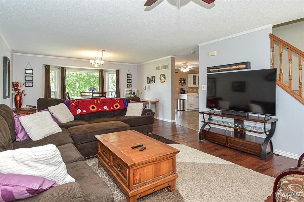 6039 Kensington Way - Photo 3 of 27