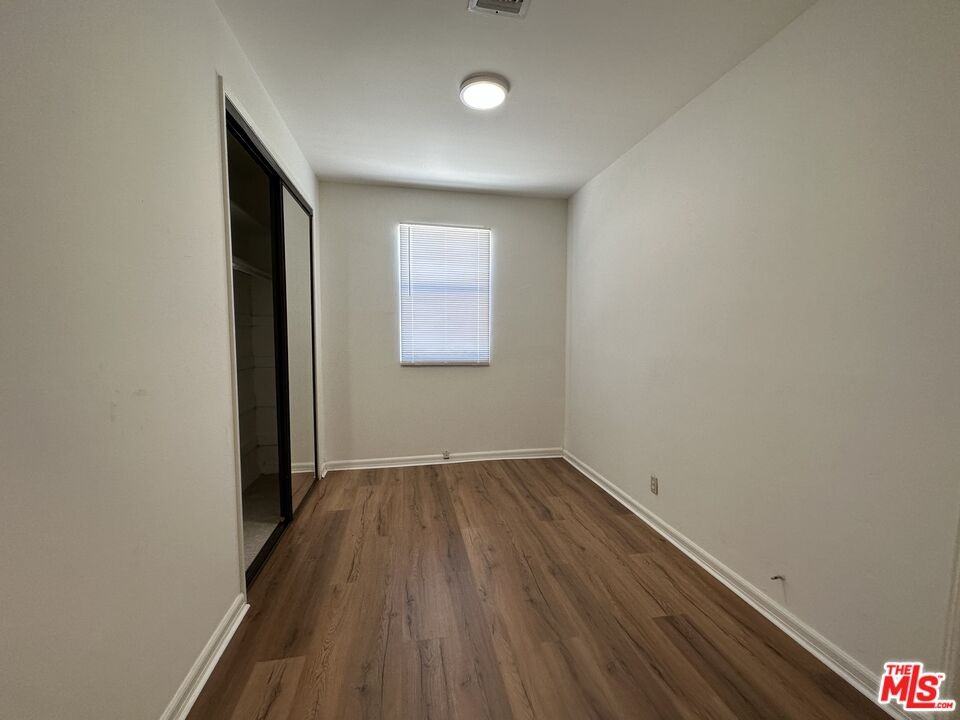 4608 Saloma Ave - Photo 3 of 8