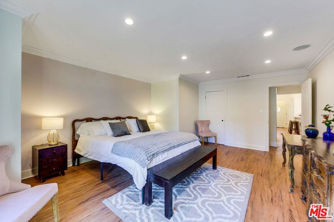 8818 Rosewood Ave - Photo 2 of 8