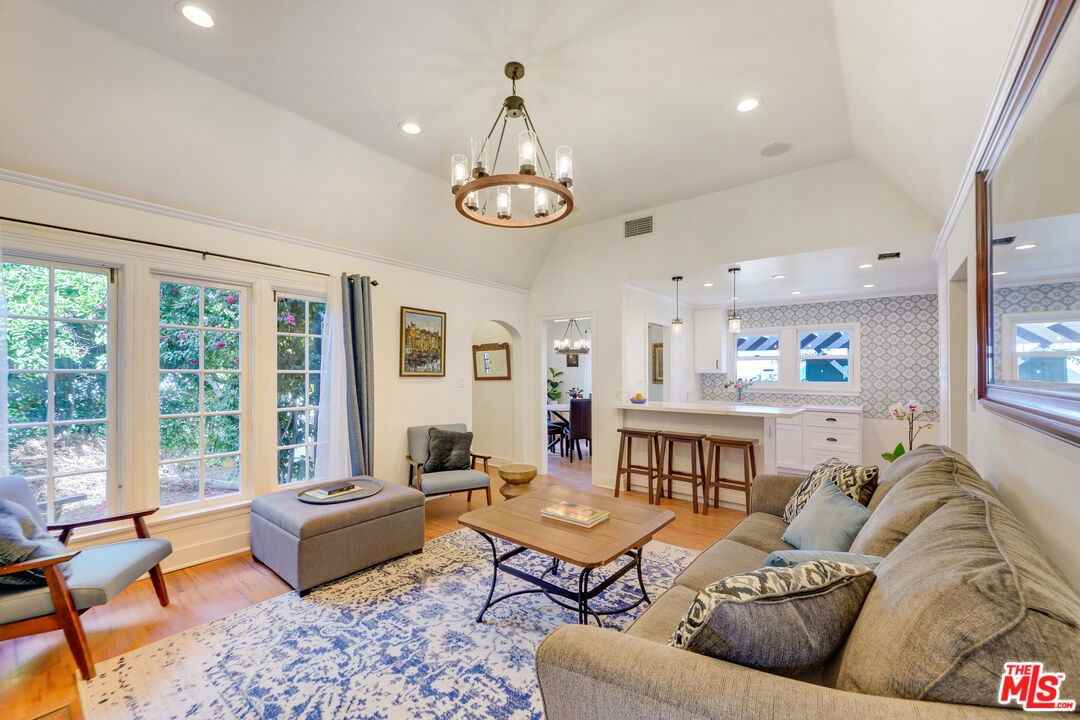 8818 Rosewood Ave - Photo 3 of 8