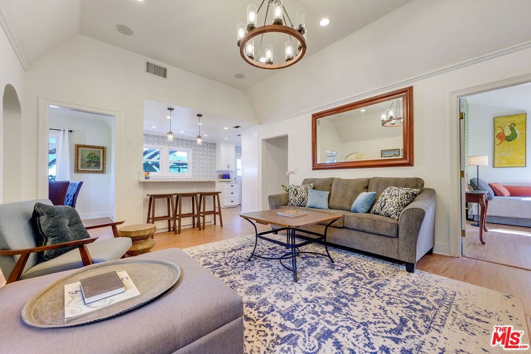 8818 Rosewood Ave - Photo 4 of 8