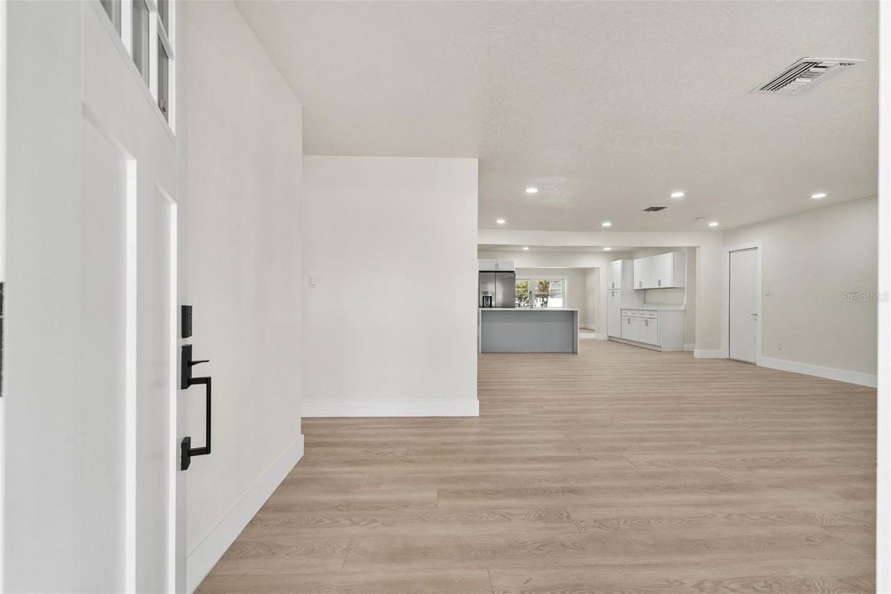 2352 Lorena Ln - Photo 3 of 33