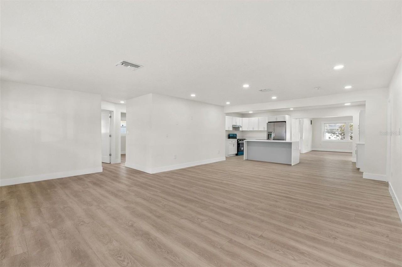 2352 Lorena Ln - Photo 5 of 33