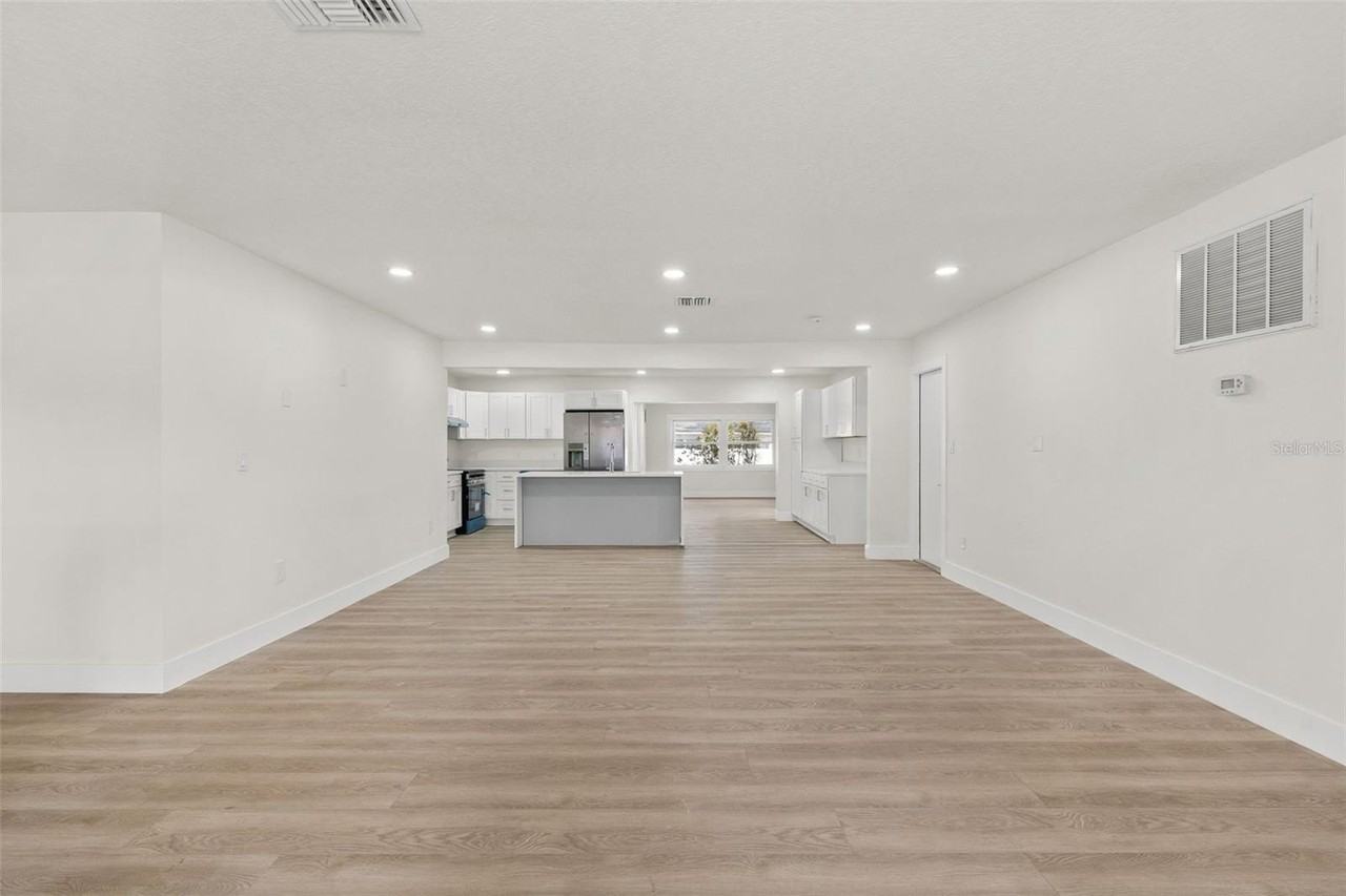 2352 Lorena Ln - Photo 6 of 33