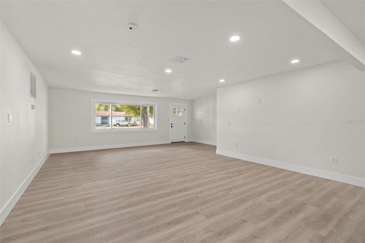 2352 Lorena Ln - Photo 7 of 33