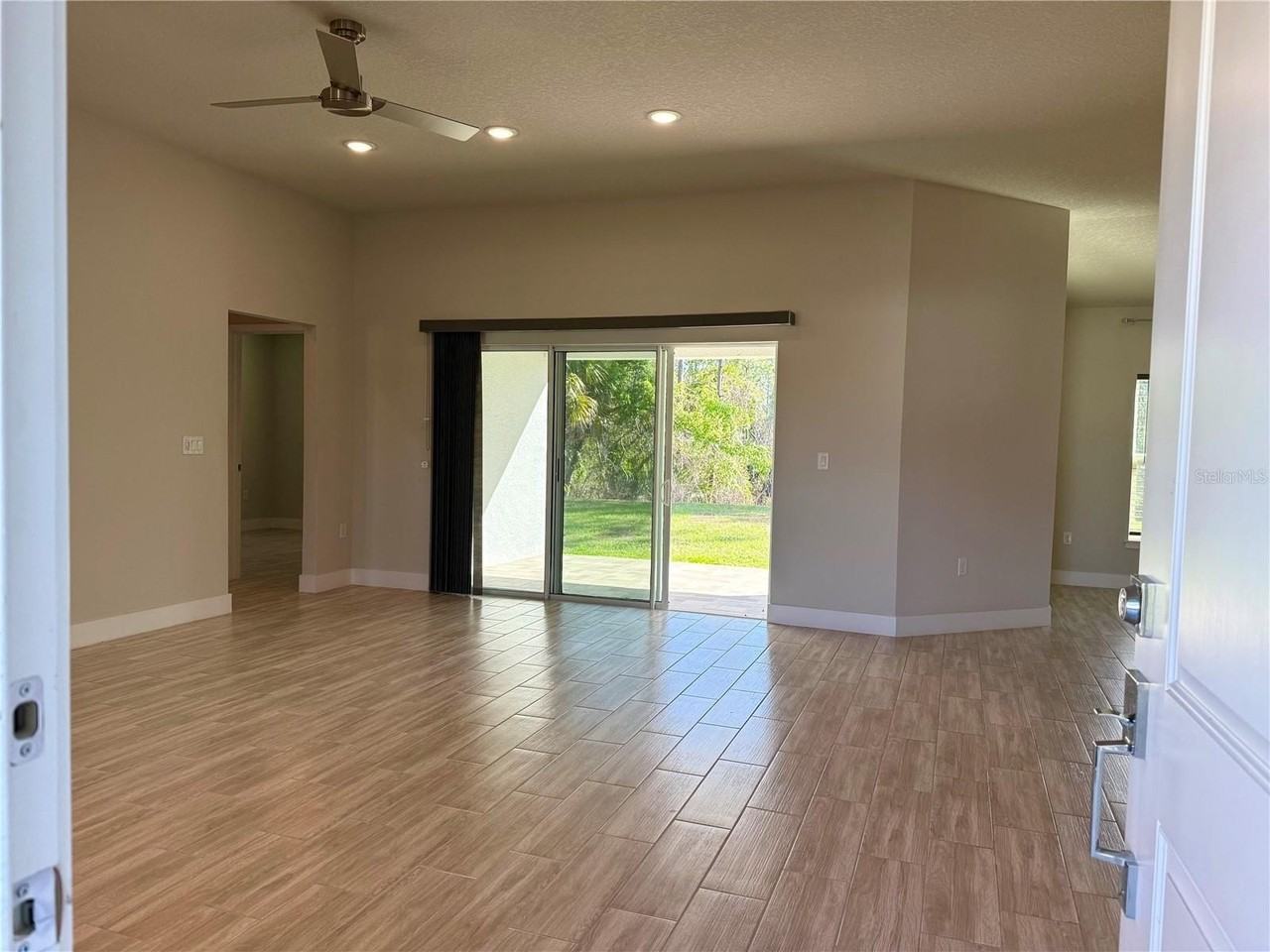 49 Pilgrim Dr - Photo 3 of 22