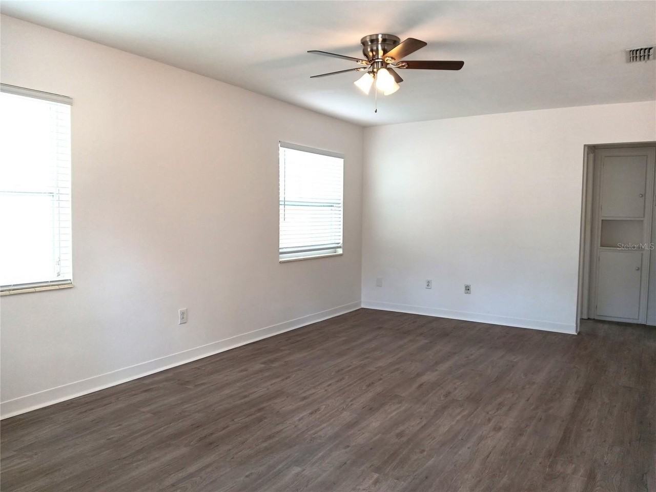 4942 Oxford Ave N - Photo 3 of 16