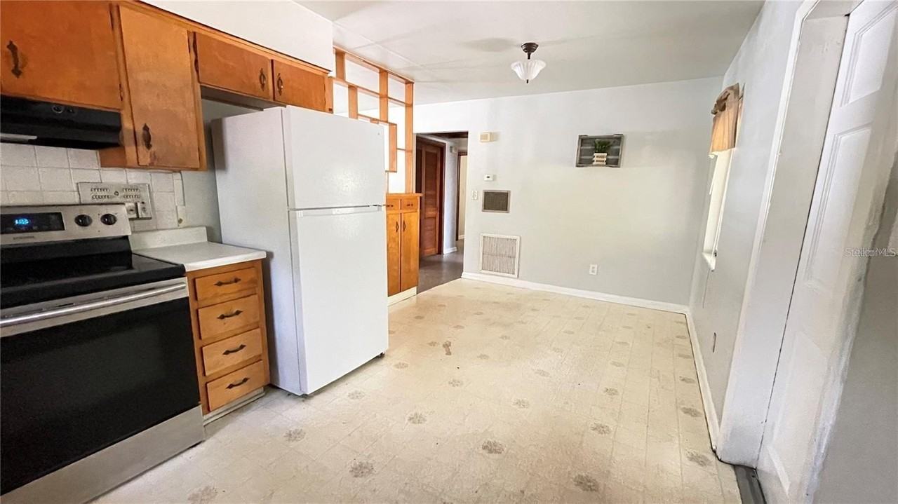 10705 N Dixon Ave - Photo 7 of 24