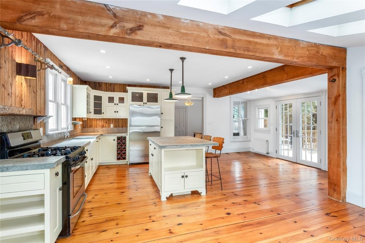 685 Orchard St - Photo 3 of 9