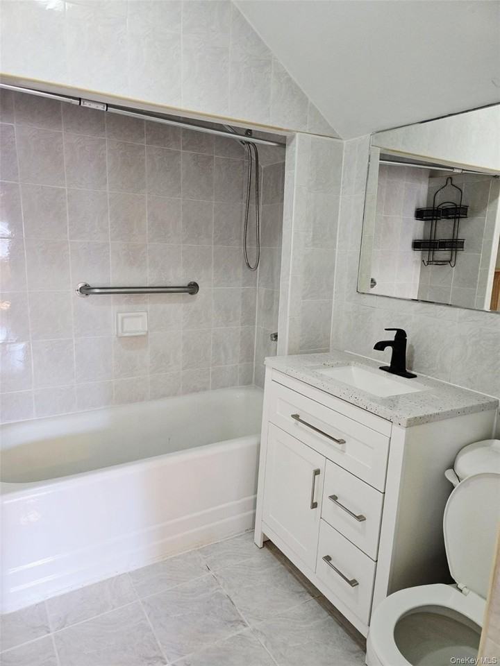 3913 Lyme Ave Unit 2 - Photo 3 of 8