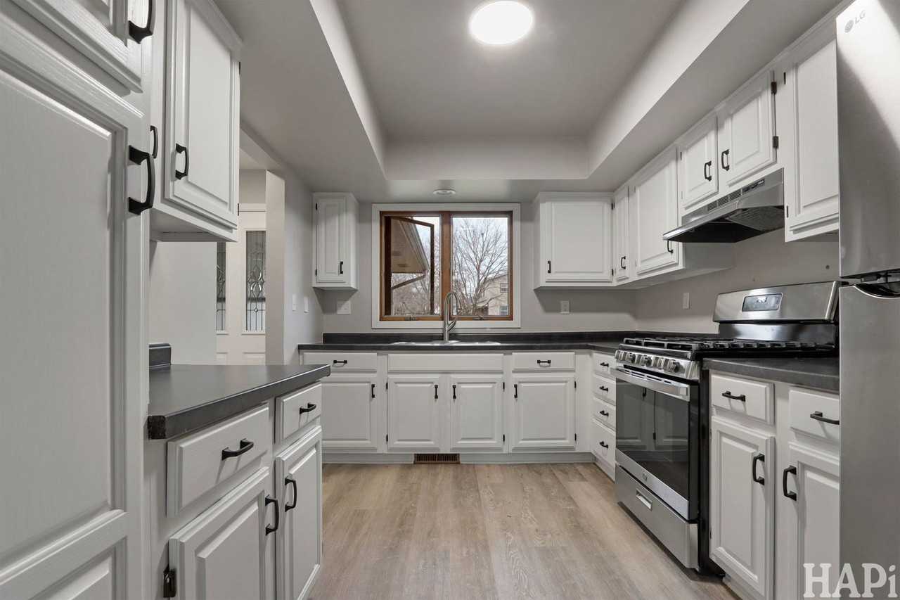 920 Pleasant St - Photo 3 of 14