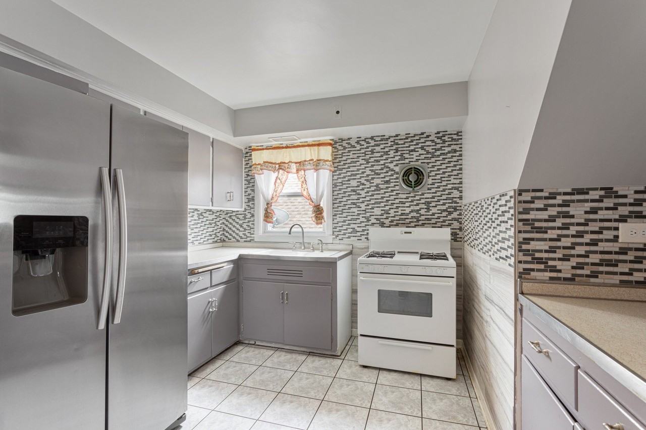 2102 N Nagle Ave Unit 2 - Photo 4 of 12