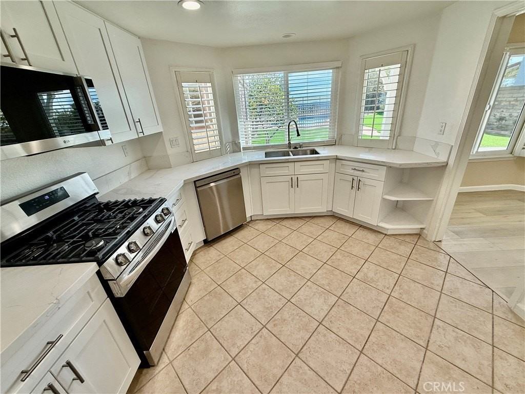 12044 Shadow Ridge Way - Photo 3 of 33