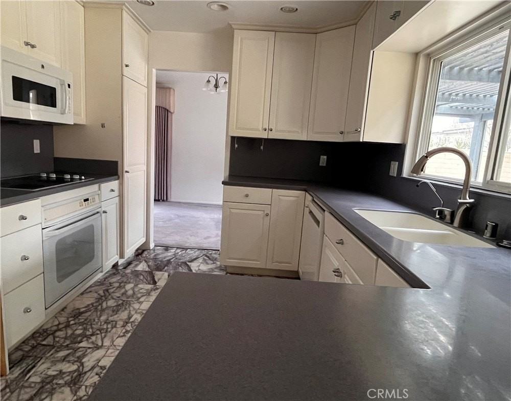 22452 Birds Eye Dr - Photo 2 of 10