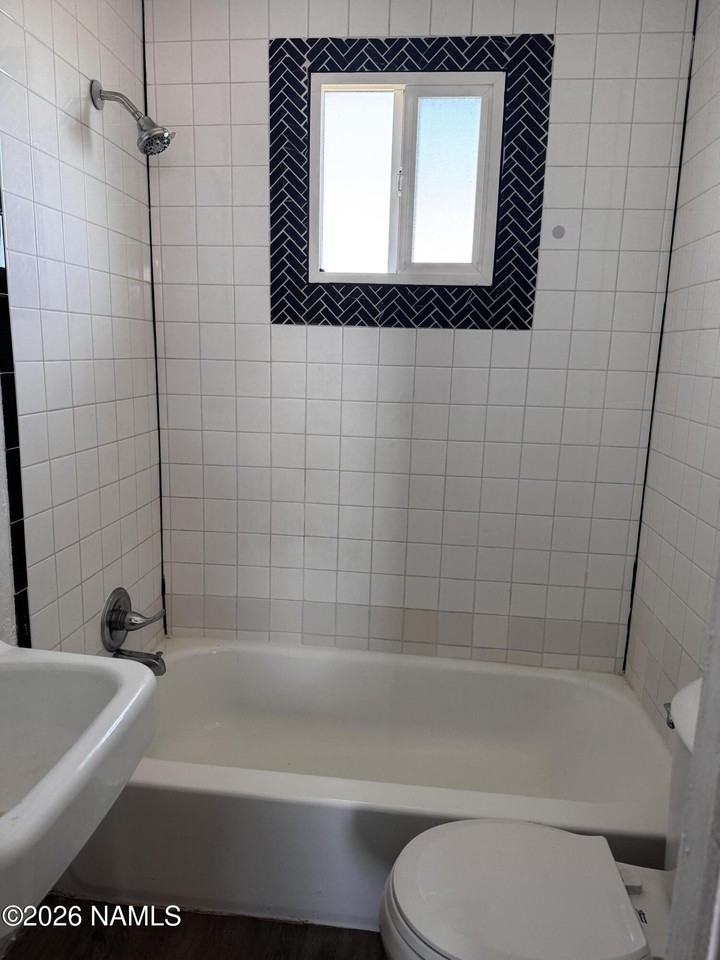 213 W Oak St - Photo 2 of 6