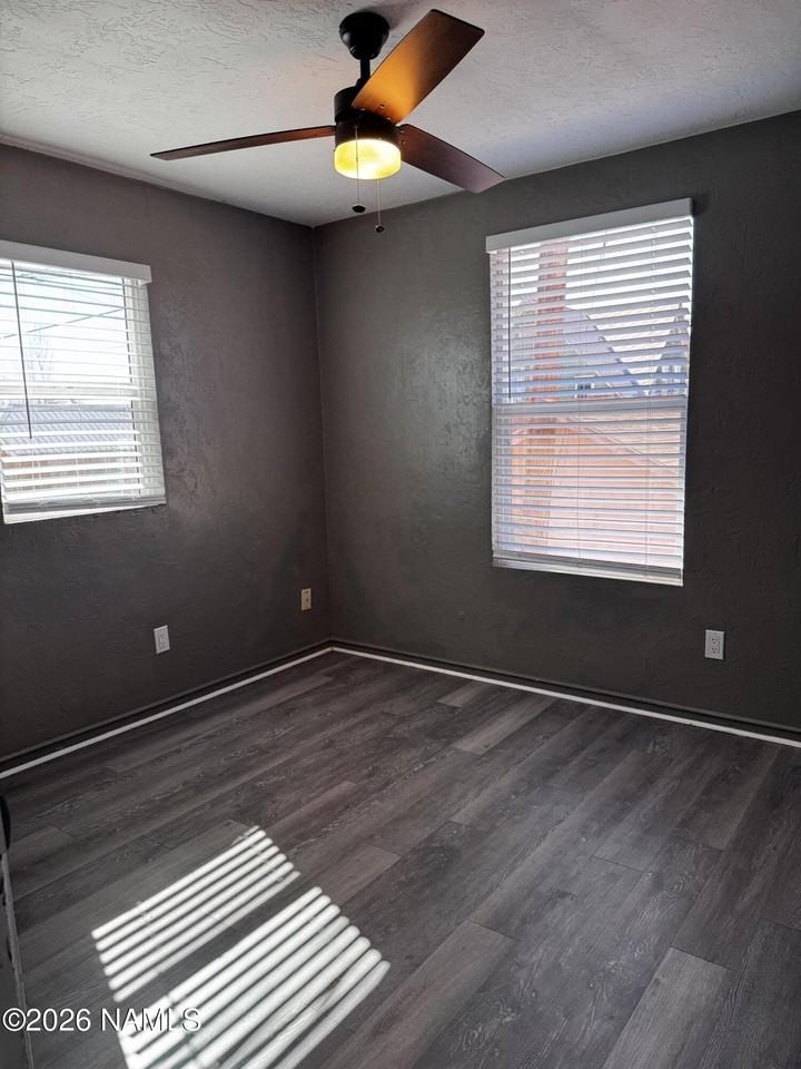 213 W Oak St - Photo 3 of 6