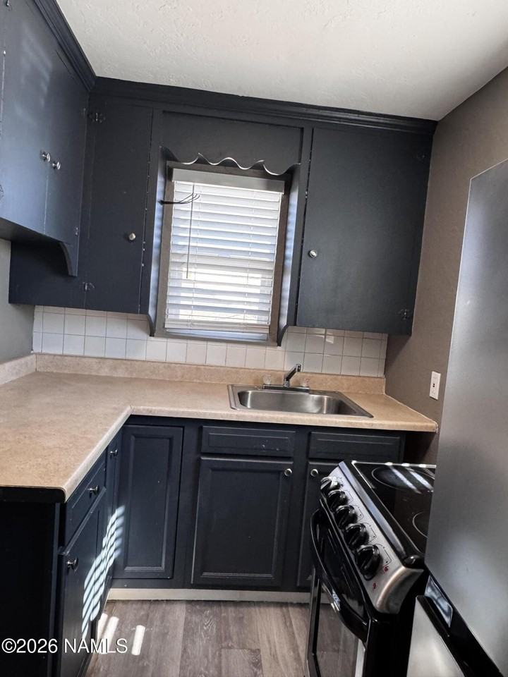 213 W Oak St - Photo 5 of 6