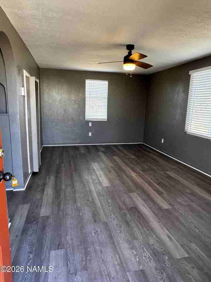 213 W Oak St - Photo 6 of 6