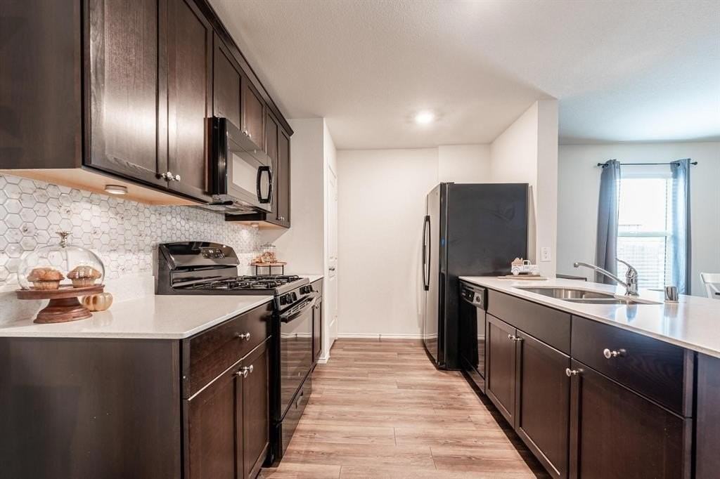 771 Bayonet St - Photo 3 of 20