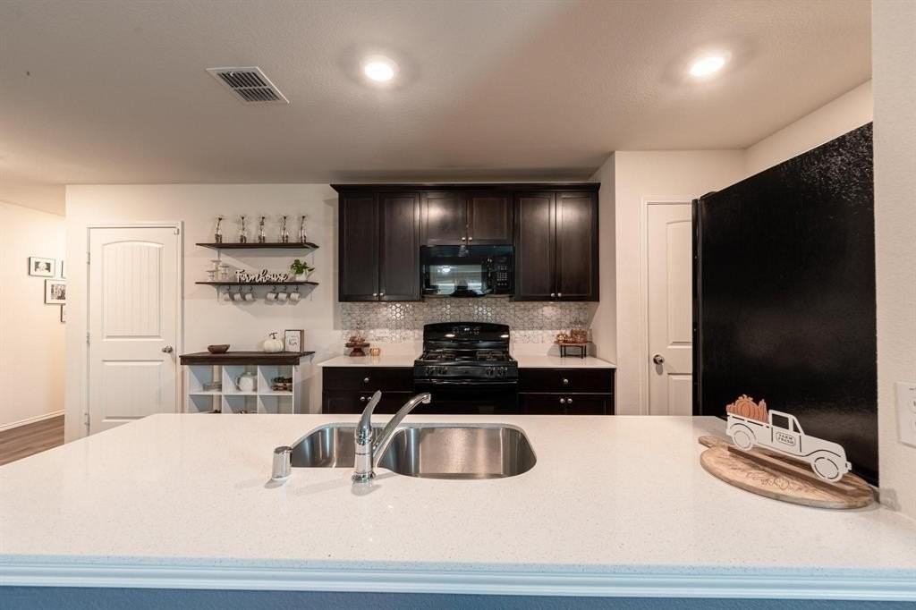 771 Bayonet St - Photo 5 of 20