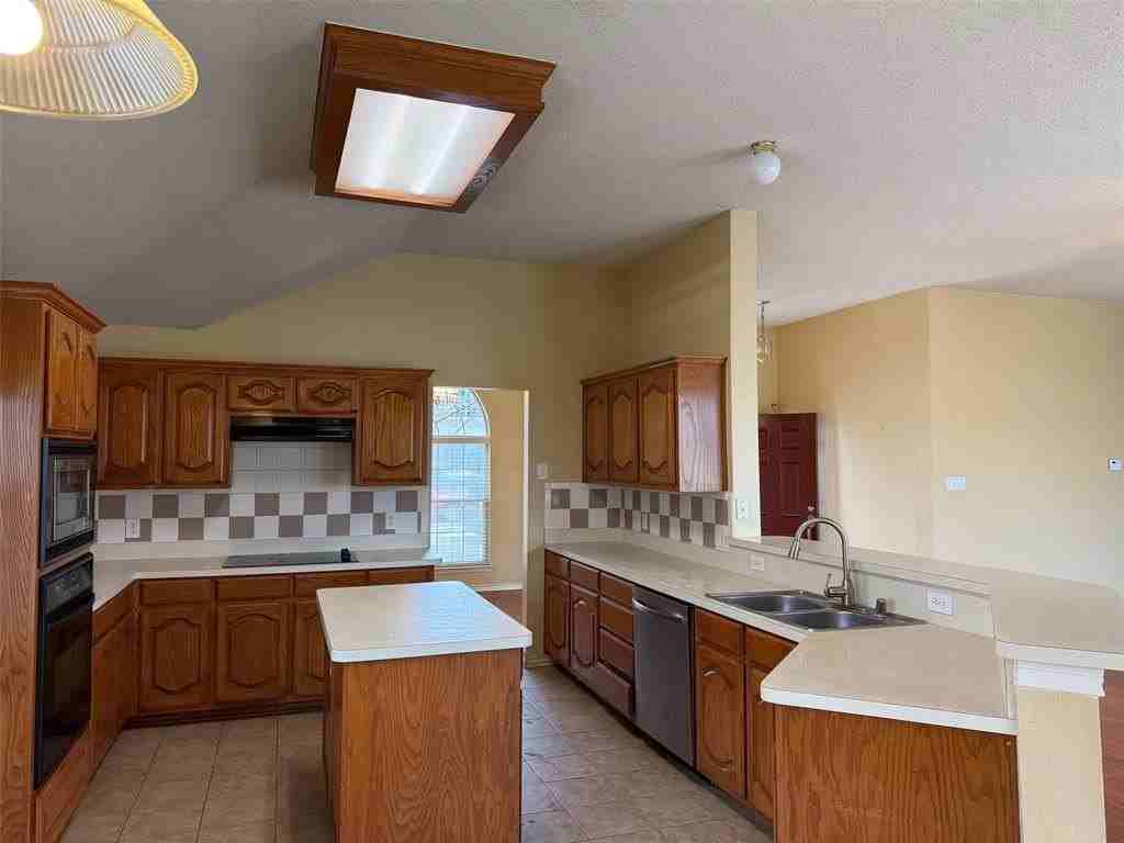 1520 Summerfield Dr - Photo 4 of 17