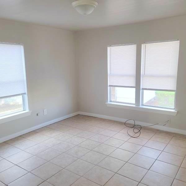 200 E Crockett St - Photo 7 of 14