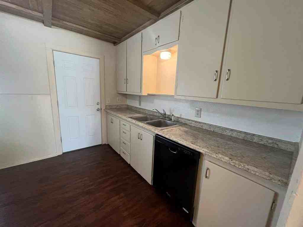 1725 Peach St - Photo 6 of 12