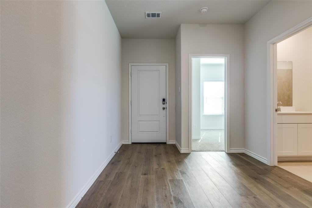 5237 Sandrine Ave - Photo 3 of 32