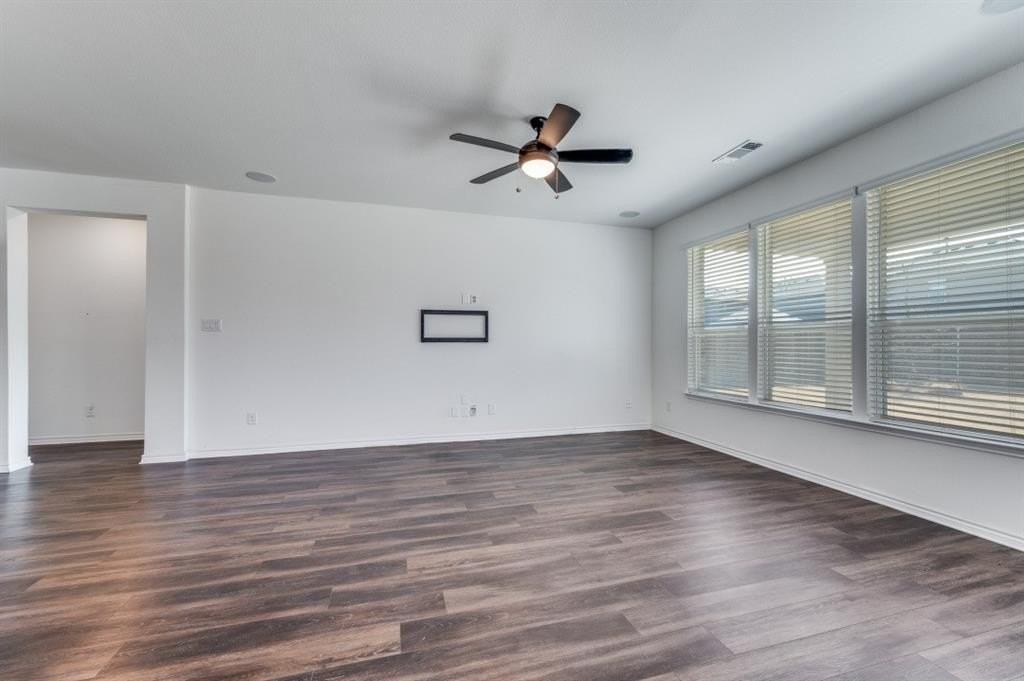 916 Waggoner Dr - Photo 3 of 18