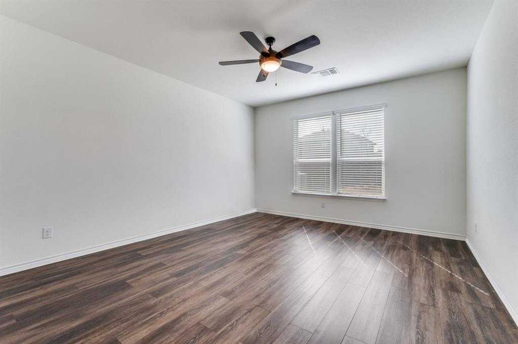 916 Waggoner Dr - Photo 4 of 18