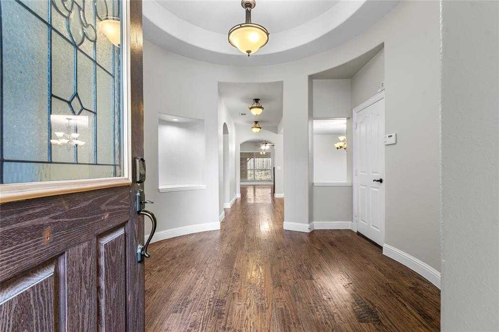 731 Buffalo Springs Dr - Photo 4 of 33