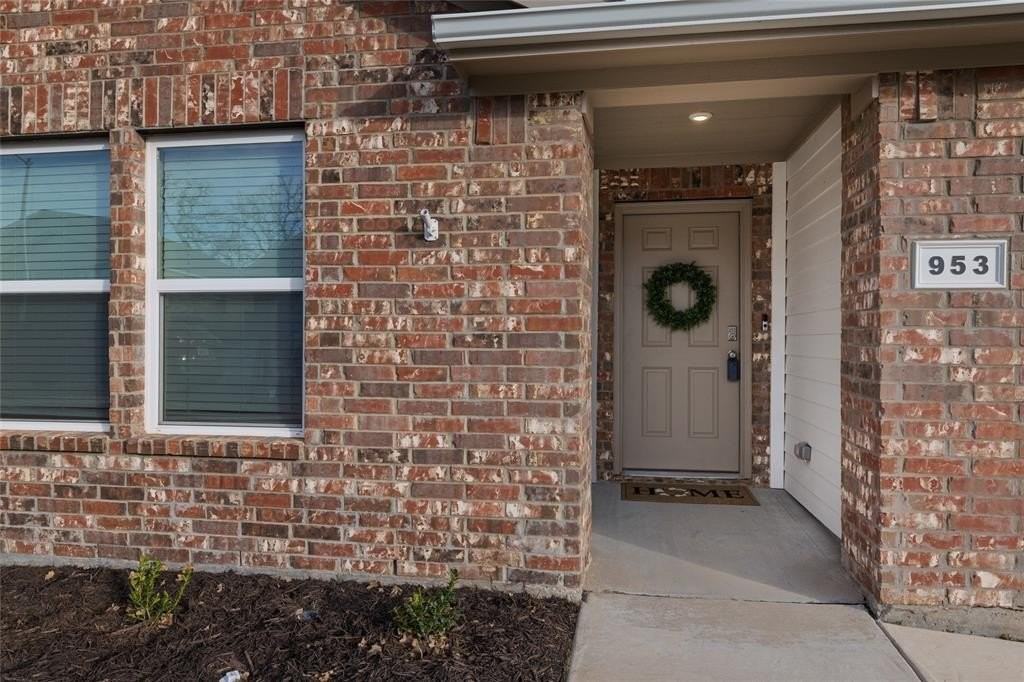 953 Ben Dr - Photo 3 of 40