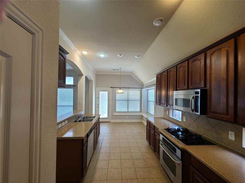 9729 Stripling Dr - Photo 7 of 40