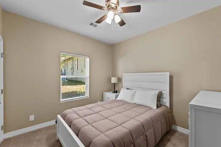 613 W Elm St #613 - Photo 4 of 10