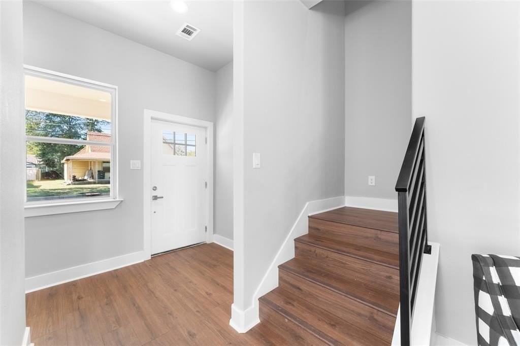 612 1/2 N Robinson St - Photo 3 of 23