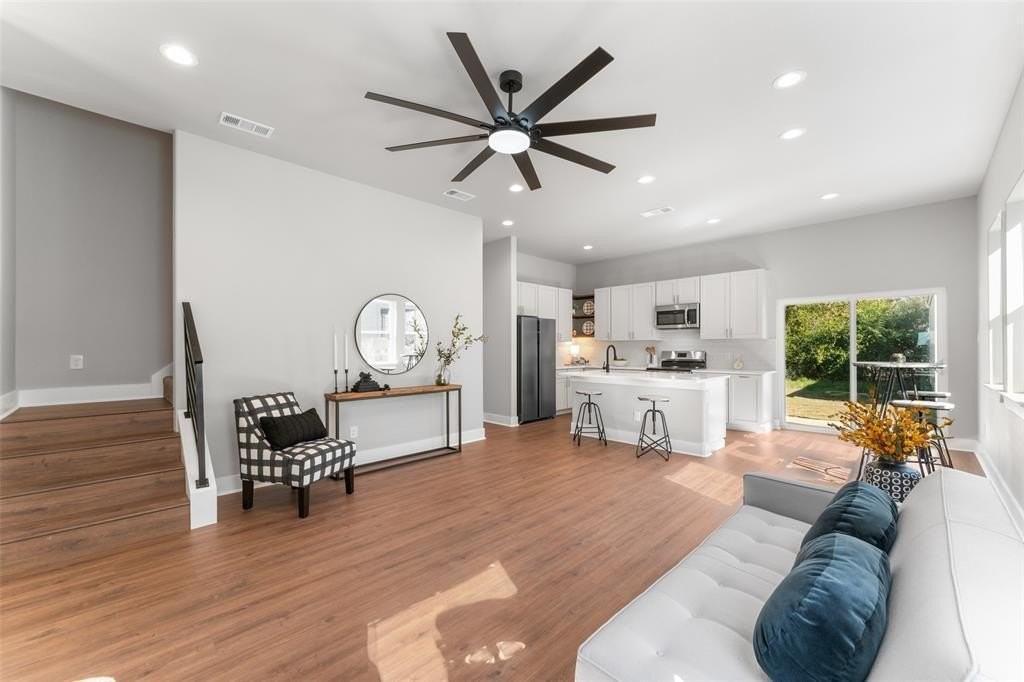 612 1/2 N Robinson St - Photo 4 of 23